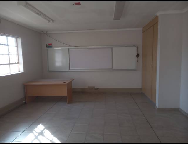 900M² BUILDING TO LET IN APEX